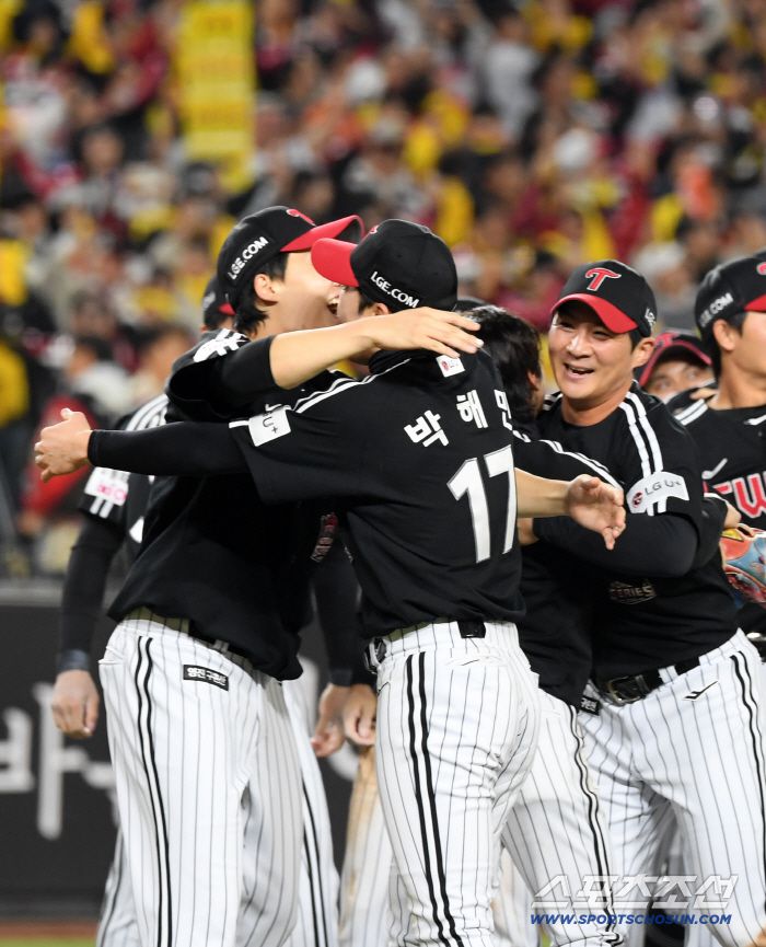 31일 대전 한화생명볼파크에서 열린 한국시리즈 5차전 한화 이글스와 LG 트윈스의 경기. 우승을 차지한 LG 임찬규, 박해민, 오지환이 환호하고 있다. 대전=박재만 기자 pjm@sportschosun.com/2025.10.31/