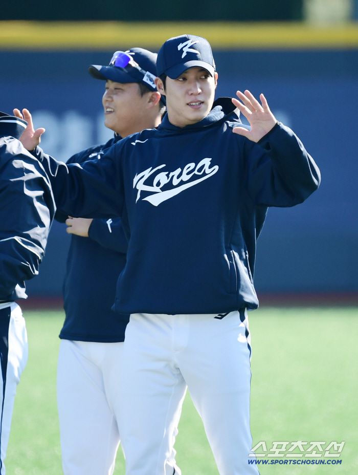 야구 국가대표팀 선수들이 3일 오후 일산 고양 야구대표팀훈련장에서 훈련을 했다. 동료들과 함께 몸을 풀고 있는 원태인. 고양=송정헌 기자songs@sportschosun.com/2025.11.03/