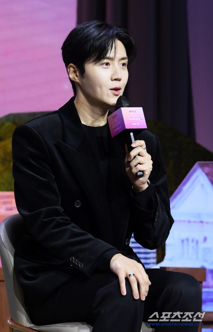 설레는 표정으로 취재진 질문에 답하는 배우 김선호.