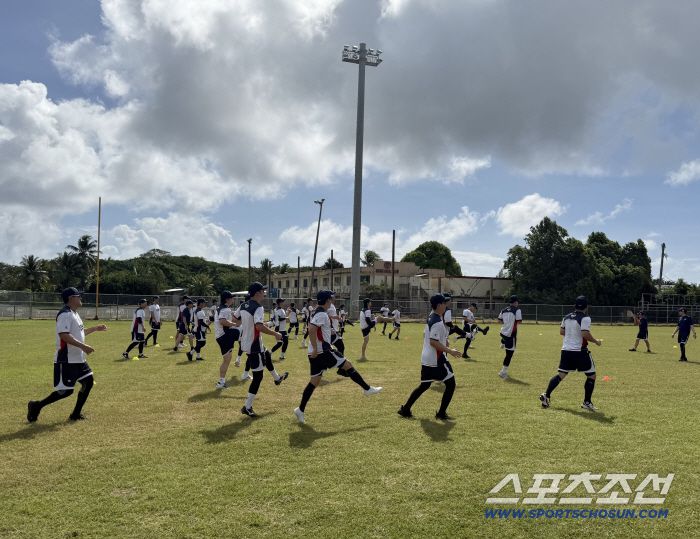 워밍업하는 대표팀 선수들. 사진=나유리 기자