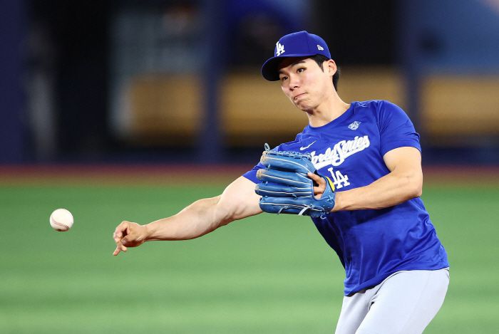 TORONTO, ON - OCTOBER 23: Hyeseong Kim #6 of the Los Angeles Dodgers throws a ball during World Series Workout Day at Rogers Centre on October 23, 2025 in Toronto, Ontario, Canada.   Vaughn Ridley/Getty Images/AFP (Photo by Vaughn Ridley / GETTY IMAGES NORTH AMERICA / Getty Images via AFP)  <저작권자(c) 연합뉴스, 무단 전재-재배포, AI 학습 및 활용 금지>