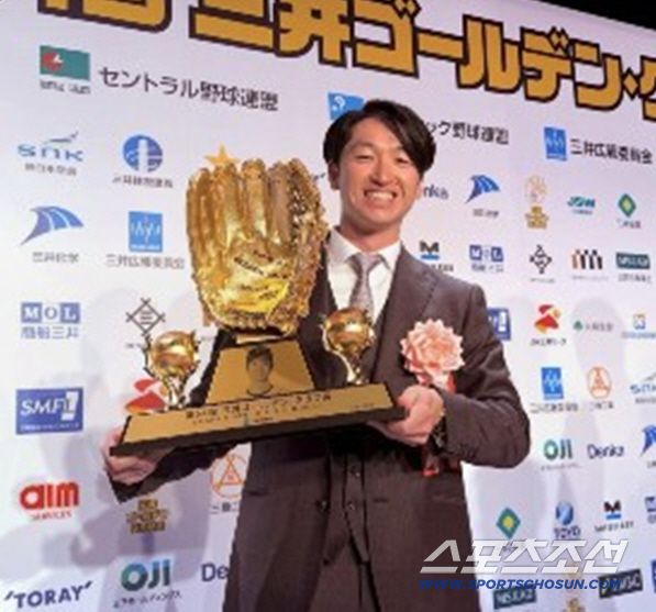 지카모토는 리드오프로 팀 우승을 이끌고, 외야수 부문 골든글러브를 받았다. 2021년부터 5년 연속 수상이다.사진출처=자카모토 고지 SNS