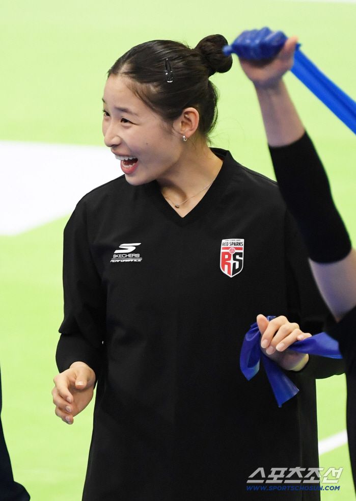 25일 수원체육관에서 열린 V리그 현대건설과 정관장의 경기. 정관장 인쿠시가 현대건설 자스티스와 인사를 나누고 있다. 수원=박재만 기자 pjm@sportschosun.com/2025.12.25/