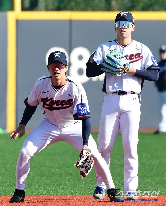 야구 국가대표팀 선수들이 3일 오후 일산 고양 야구대표팀훈련장에서 훈련을 했다. 함께 수비훈련을 하고 있는 송성문, 김영웅. 고양=송정헌 기자songs@sportschosun.com/2025.11.03/