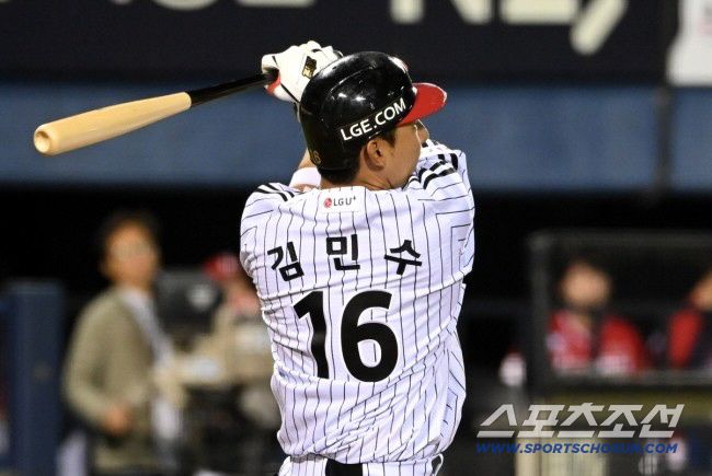 10일 잠실야구장에서 열린 SSG와 LG의 경기, 6회말 1사 1루  LG 김민수(김정율)가 2루타를 치고 기쁨을 나누고 있다. 잠실=허상욱 기자wook@sportschosun.com/2025.06.10/