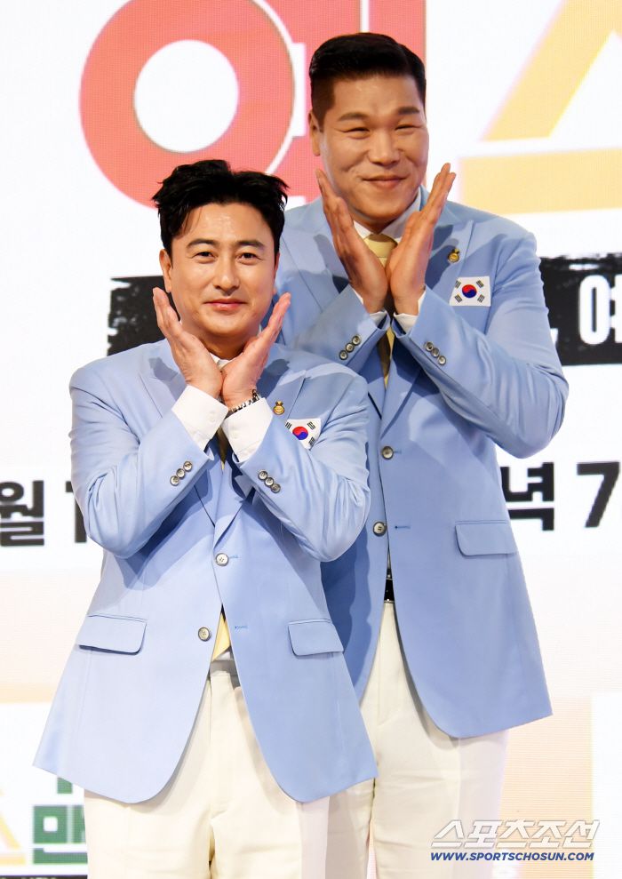 JTBC 신규 예능 '예스맨' 제작발표회가 14일 서울 여의도 페어몬트 앰배서더에서 열렸다. 안정환, 서장훈이 포토타임을 갖고 있다. 여의도=박재만 기자 pjm@sportschosun.com/2026.01.14/