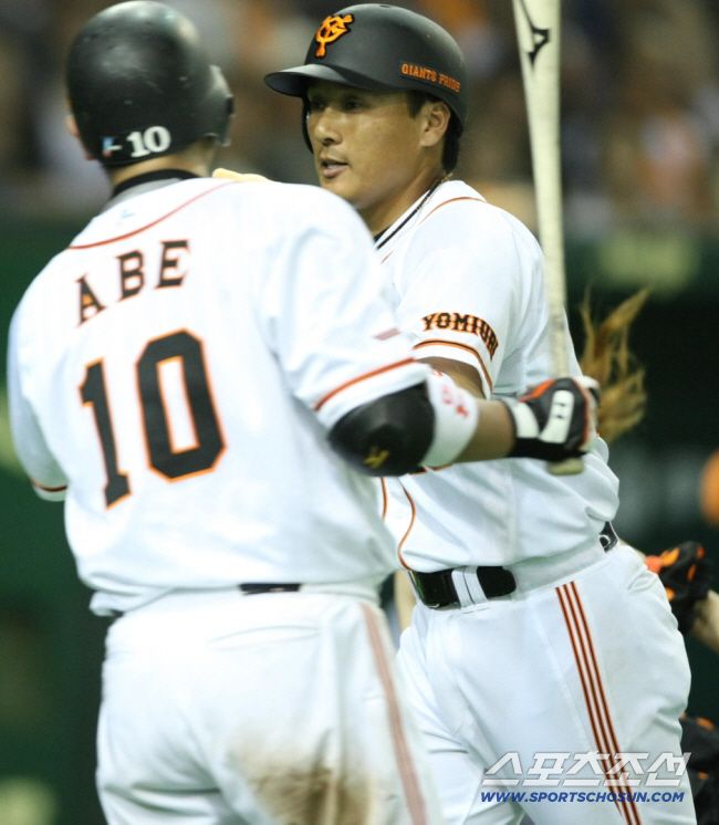 일본프로야구 요미우리-야쿠르트 경기  요미우리 이승엽이 6회 선두타자로 나와 야쿠르트 가와시마에게 솔로홈런을 치고 아베와 환호.  <도쿄돔=스포츠닛폰(사진제공)>