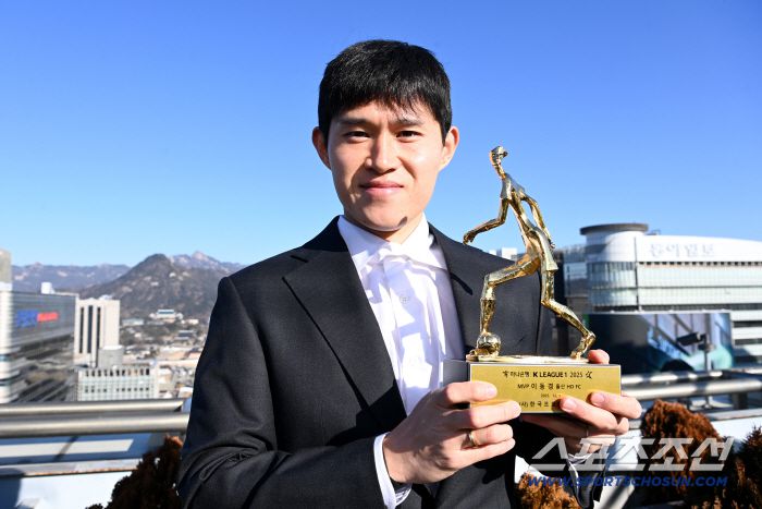 K리그1 MVP상을 수상한 울산HD FC 이동경이 서울 광화문 코리아나호텔에서 진행된 스포츠조선과의 인터뷰에 앞서 트로피와 함께 포즈를 취하고 있다. 허상욱 기자wook@sportschosun.com