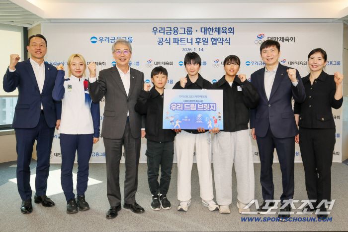 왼쪽부터)우리금융그룹 브랜드부문장 이정섭 상무, 근대5종 국가대표 성승민 선수, 임종룡 회장, 스노보드 류준수, 크로스컨트리 박재연, 크로스컨트리 이윤주, 대한체육회 유승민 회장, 오지윤 마케팅실장.사진제공=대한체육회