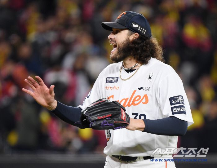 29일 대전 한화생명볼파크에서 열린 LG와 한화의 한국시리즈 3차전. 2회초 2사 1루 박동원을 삼진으로 처리한 폰세가 환호하고 있다. 대전=정재근 기자 cjg@sportschosun.com/2025.10.29/