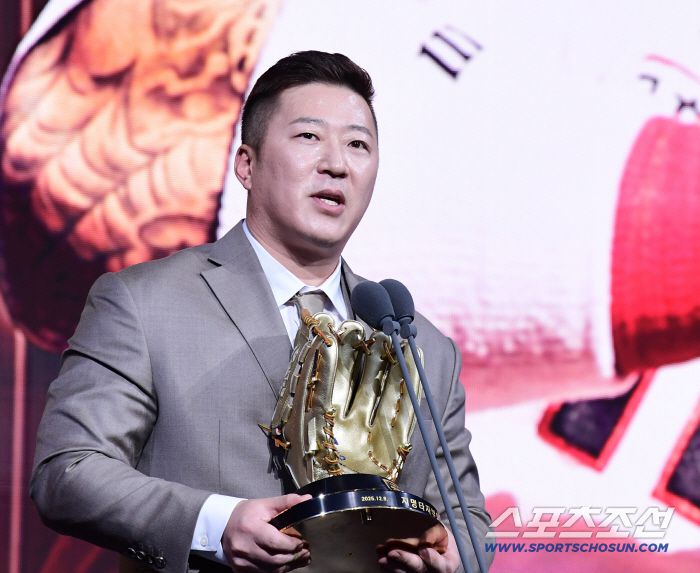 9일 서울 롯데호텔월드에서 KBO 골든글러브 시상식이 열렸다. 지명타자 부문 골든글러브를 수상한 삼성 최형우. 잠실=송정헌 기자songs@sportschosun.com/2025.12.09/