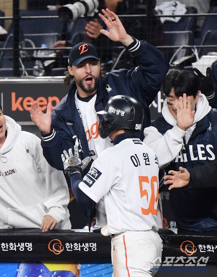 30일 대전 한화생명볼파크에서 열린 LG와 한화의 한국시리즈 4차전. 8회말 2사 2루 최재훈의 적시타 때 득점한 이원석이 와이스의 환영을 받고 있다. 대전=정재근 기자 cjg@sportschosun.com/2025.10.30/