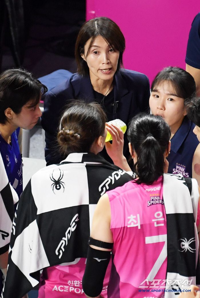 14일 인천 삼산월드체육관 열린 V리그 흥국생명과 한국도로공사 경기. 요시하라 토모코 감독이 작전 지시를 하고 있다. 인천=박재만 기자 pjm@sportschosun.com/2026.01.14/