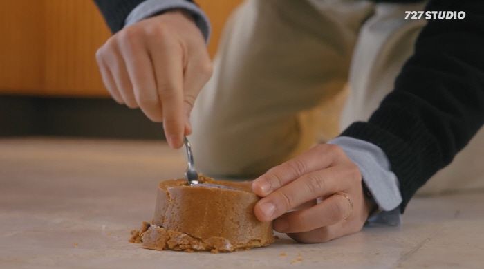 스타벅스 공식유튜브 채널인 '727스튜디오'가 미국의 전설적인 시트콤드라마 '프렌즈' 속 명장면을 그대로 재현한 '프렌즈 엎어진 치즈 케이크'를 소개하고 있다. 사진제공=스타벅스