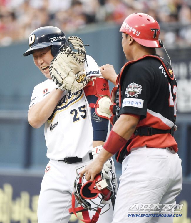 17일 서울 잠실구장에서 열린 KIA-두산전. 1회말 2사 케이브의 사구 때 튄 공이 김태군의 급소에 맞았다. 김태군이 웃음 터진 양의지를 때리고 있다. 잠실=정재근 기자 cjg@sportschosun.com/2025.8.17/