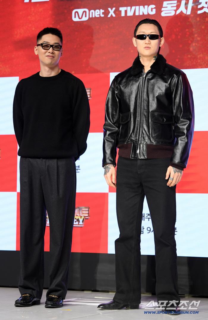 Mnet '쇼미더머니12' 제작발표회가 15일 서울 강남구 논현동 엘리에나 호텔에서 열렸다. 허키 시바세키, 제이통이 포토타임을 갖고 있다. 논현동=박재만 기자 pjm@sportschosun.com/2026.01.15/
