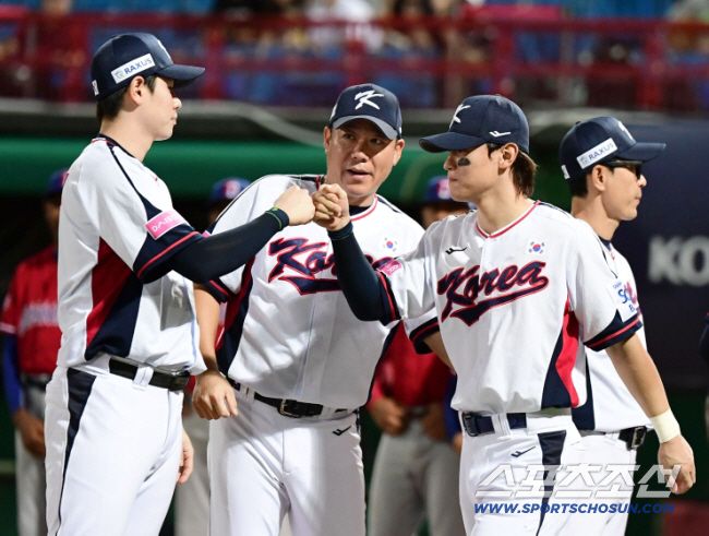 16일 프리미어12 야구대표팀이 대만 타이베이 티얀무구장에서 도미니카공화국과 경기를 펼쳤다. 하이파이브를 나누며 경기를 준비하는 김도영. 타이베이(대만)=송정헌 기자songs@sportschosun.com/2024.11.16/
