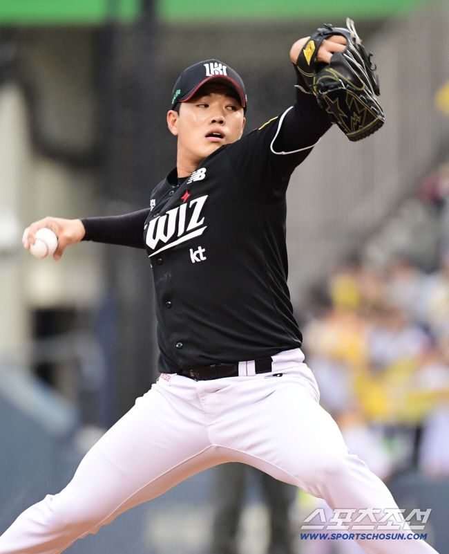 6일 잠실야구장에서 열린 LG와 KT의 준PO 2차전. 투구하고 있는 KT 이상동. 잠실=송정헌 기자songs@sportschosun.com/2024.10.06/