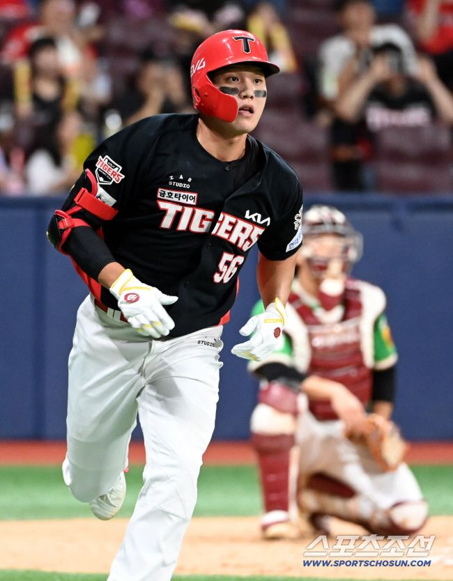 24일 고척스카이돔에서 열린 KIA와 키움의 경기, 2회초 KIA 오선우가 선제 솔로홈런을 치고 1루로 향하고 있다. 고척=허상욱 기자wook@sportschosun.com/2025.09.24/