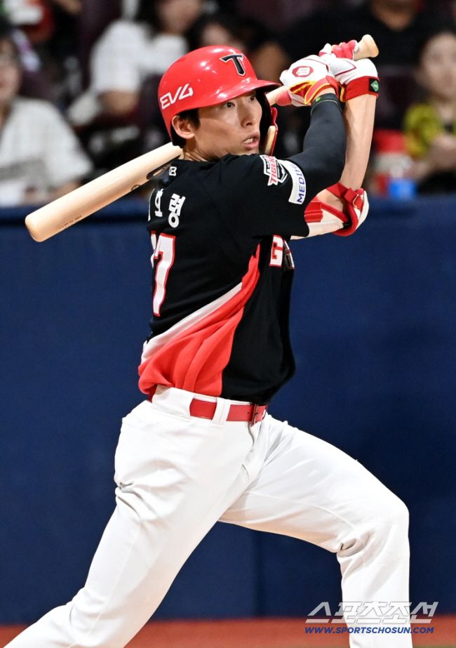 24일 고척스카이돔에서 열린 KIA와 키움의 경기, 4회초 2사 1루 KIA 김호령이 안타를 치고 있다. 고척=허상욱 기자wook@sportschosun.com/2025.09.24/