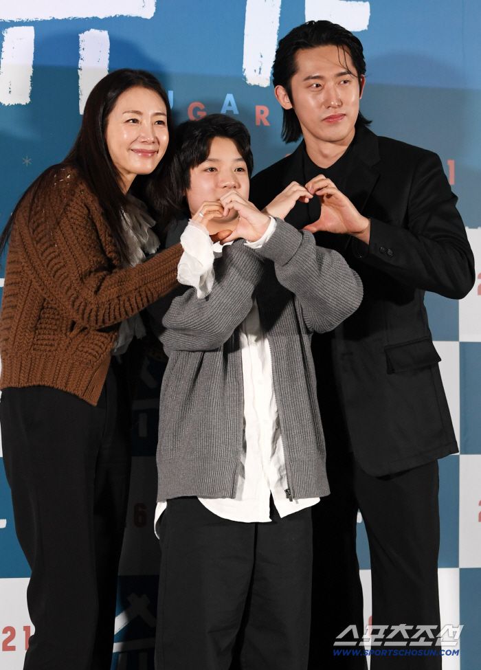 영화 '슈가' 언론배급시사회가 15일 서울 광진구 자양동 롯데시네마 건대입구에서 열렸다. 최지우, 고동하, 민진웅이 포토타임을 갖고 있다. 자양동=박재만 기자 pjm@sportschosun.com/2026.01.15/