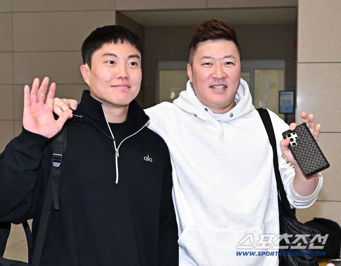 15일 인천공항 제2터미널을 통해 삼성 라이온즈 류지혁, 최형우가 1차 캠프 괌으로 출국했다. 출국에 앞서 포즈를 취하고 있는 류지혁, 최형우. 인천공항=송정헌 기자songs@sportschosun.com/2026.01.15/