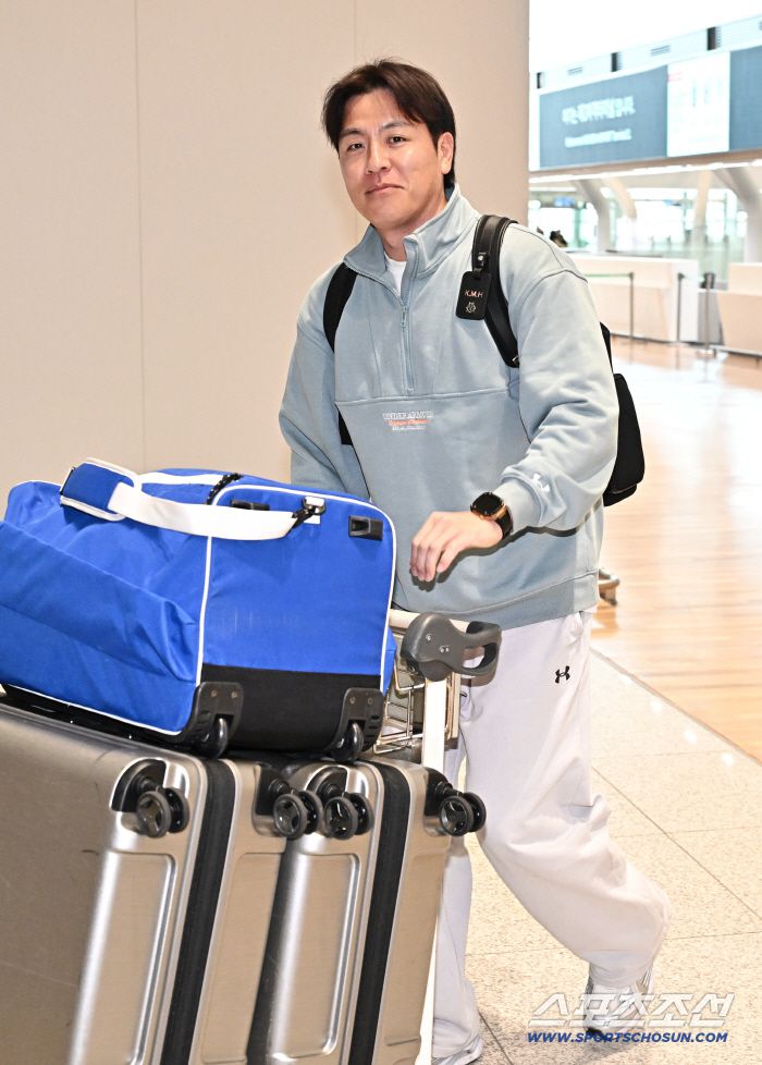 15일 인천공항 제2터미널을 통해 삼성 라이온즈 강민호가 1차 캠프 괌으로 출국했다. 출국에 앞서 인사를 하고 있는 강민호. 인천공항=송정헌 기자songs@sportschosun.com/2026.01.15/