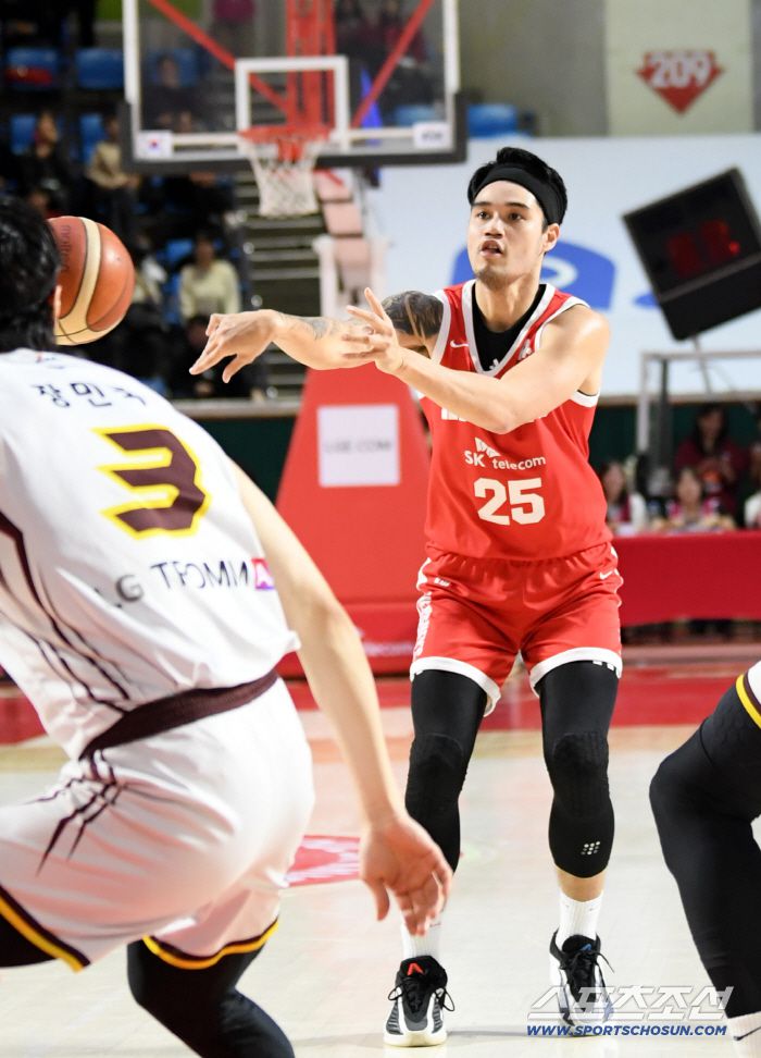 15일 잠실학생체육관에서 열린 프로농구 서울 SK와 창원 LG의 경기. SK 톨렌티노가 패스를 시도하고 있다. 잠실=박재만 기자 pjm@sportschosun.com/2026.01.15/