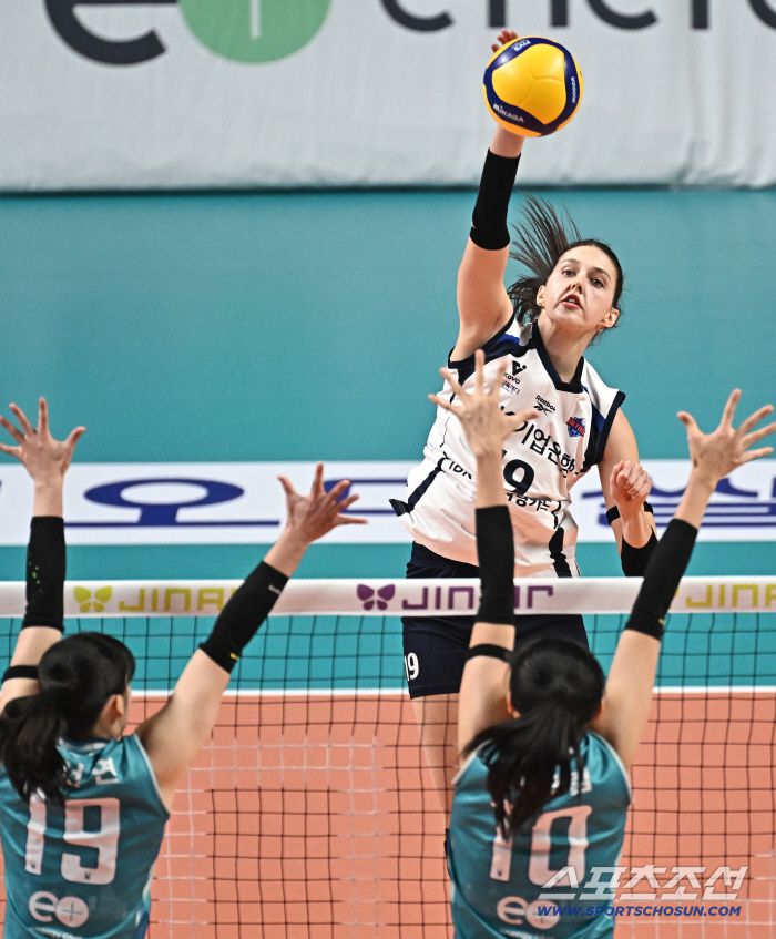 15일 서울 장충체육관에서 열린 배구 V리그 여자부 GS칼텍스와 IBK기업은행의 경기. IBK기업은행 빅토리아가 GS칼텍스 블로킹을 앞에 두고 스파이크를 날리고 있다. 장충동=송정헌 기자songs@sportschosun.com/2026.01.15/