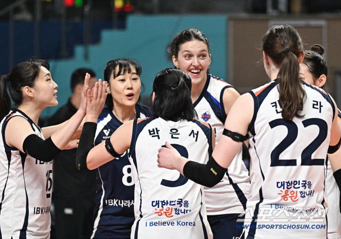 15일 서울 장충체육관에서 열린 배구 V리그 여자부 GS칼텍스와 IBK기업은행의 경기. 득점 후 기쁨을 나누는 IBK 선수들. 장충동=송정헌 기자songs@sportschosun.com/2026.01.15/