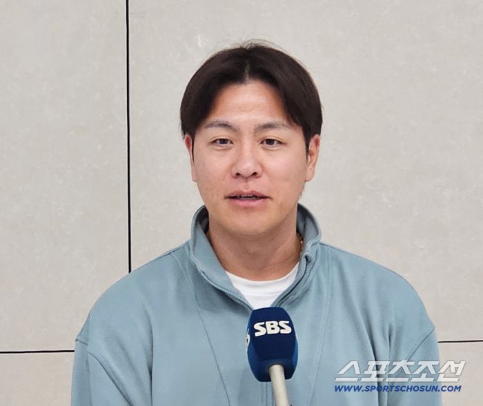 인천공항에서 인터뷰에 임한 강민호. 김영록 기자