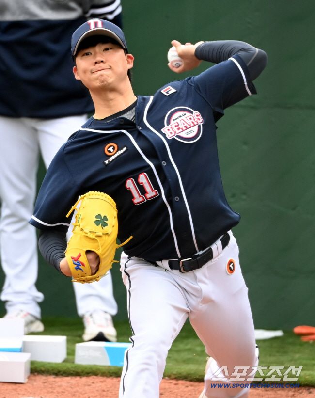 18일 부산 사직구장에서 열릴 예정이던 2022 KBO리그 시범경기 두산과 롯데의 경기가 우천으로 인한 그라운드 사정으로 취소됐다. 두산 남호가 불펜피칭을 하고 있다. 부산=허상욱 기자wook@sportschosun.com/2022.03.18/