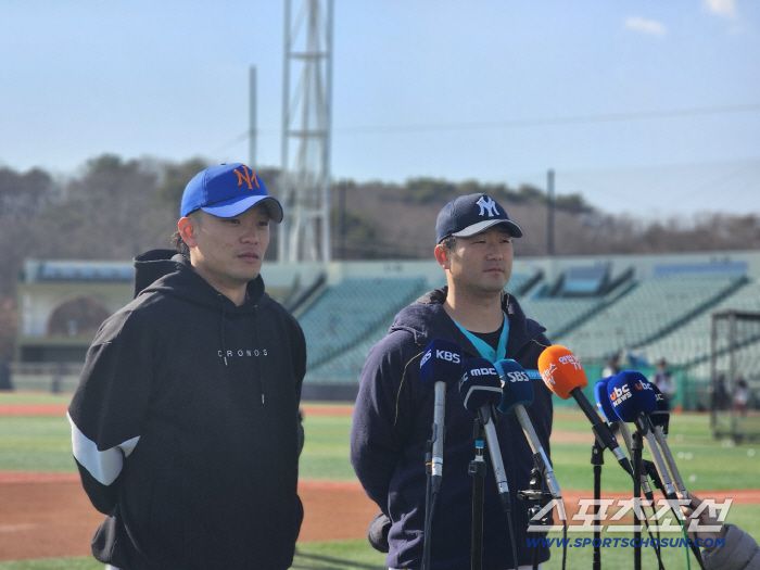 소프트뱅크 출신 고바야시(왼쪽)와 히로시마 출신 오카다.