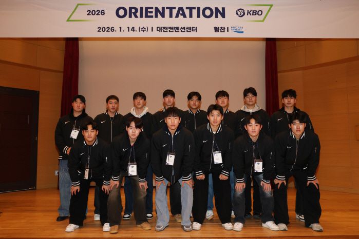 키움 신인 단체샷. 이날 현장을 찾은 박준현이 뒷줄 가운데(왼쪽에서 5번째) 서 있다. 사진제공=KBO