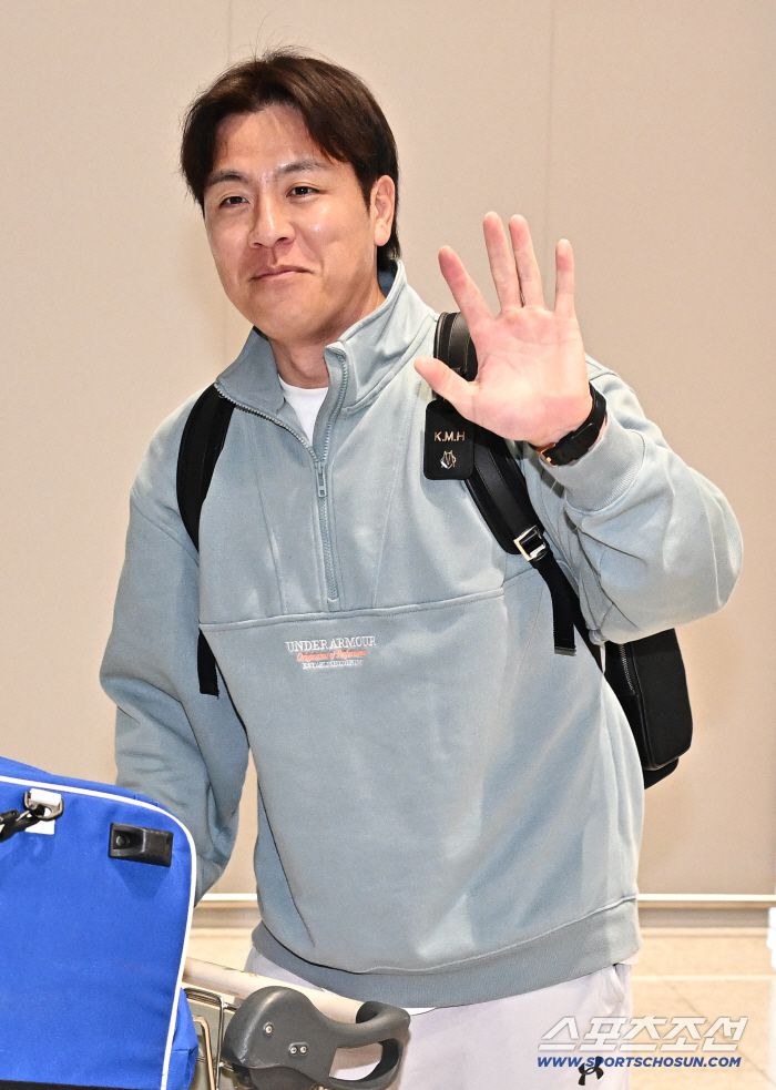 출국에 앞서 인사를 건네고 있는 강민호.