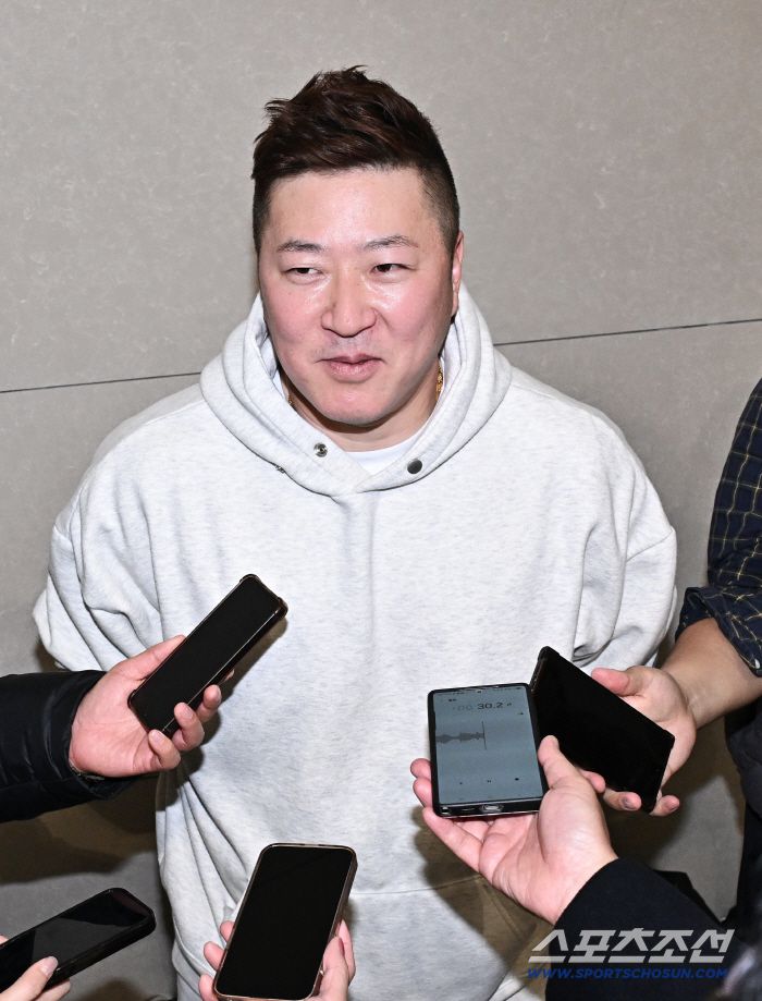 15일 인천공항 제2터미널을 통해 삼성 라이온즈 류지혁, 최형우가 1차 캠프 괌으로 출국했다. 인터뷰하고 있는 최형우. 인천공항=송정헌 기자songs@sportschosun.com/2026.01.15/