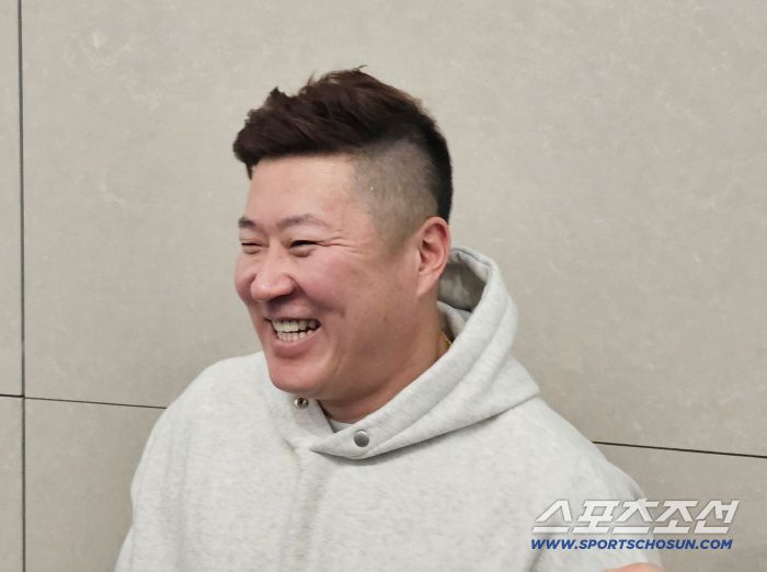 인천공항 인터뷰에 임한 최형우. 김영록 기자