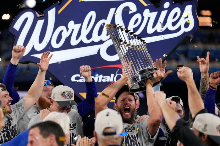 월드시리즈 우승컵을 들어올린 클레이튼 커쇼. AP연합뉴스