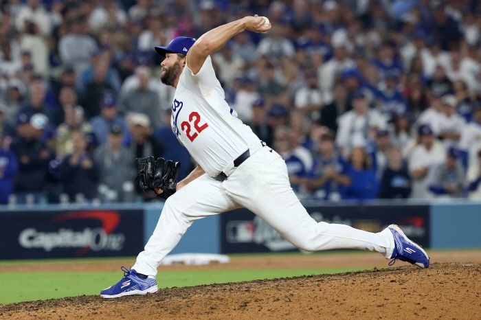 클레이튼 커쇼가  작년 토론토와의 월드시리즈 3차전서 연장 12회 2사 만루서 등판해 힘차게 공을 뿌리고 있다. AFP연합뉴스