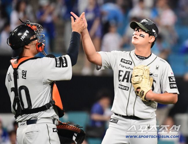 26일 대구 삼성라이온즈파크에서 열린 삼성과 한화의 경기. 한화가 삼성에 승리했다. 경기 종료 후 승리의 기쁨을 나누고 있는 김서현, 이재원. 대구=송정헌 기자songs@sportschosun.com/2025.06.26/