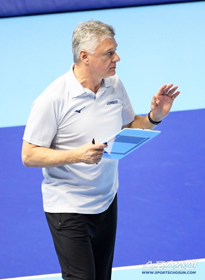 1일 인천 계양체육관에서 열린 V리그 대한항공과 삼성화재의 경기. 헤난 달 조토 감독이 작전 지시를 하고 있다. 인천=박재만 기자 pjm@sportschosun.com/2026.01.01/