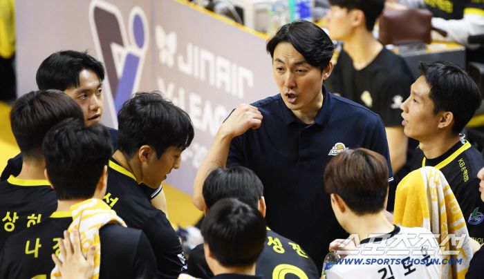 16일 의정부 경민대학교 체육관에서 열린 V리그 남자부 KB손해보험과 대한항공의 경기. 하현용 감독대행이 작전 지시를 하고 있다. 의정부=박재만 기자 pjm@sportschosun.com/2026.01.16/