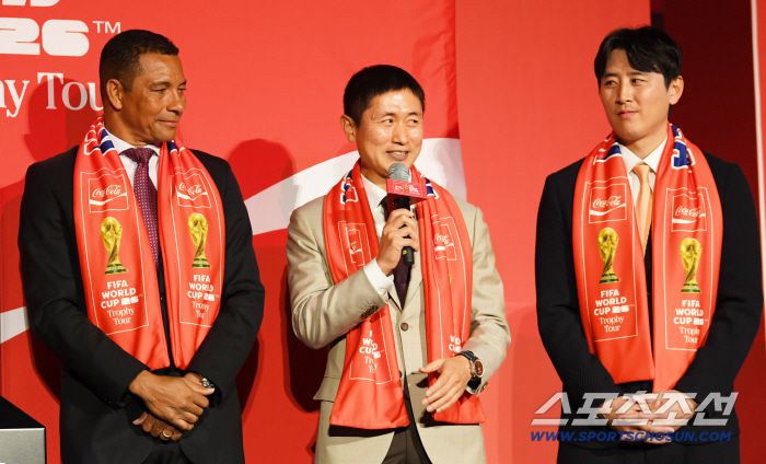 FIFA 월드컵 트로피 투어 미디어 간담회가 16일 서울 용산구 한강로동 CGV용산아이파크몰에서 열렸다. 이영표가 포토타임을 갖고 있다. 용산=박재만 기자 pjm@sportschosun.com/2026.01.16/