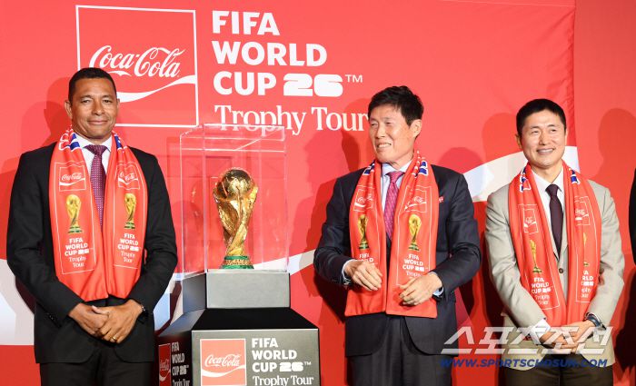 FIFA 월드컵 트로피 투어 미디어 간담회가 16일 서울 용산구 한강로동 CGV용산아이파크몰에서 열렸다. 지우베르투 시우바, 차범근, 이영표가 포토타임을 갖고 있다. 용산=박재만 기자 pjm@sportschosun.com/2026.01.16/