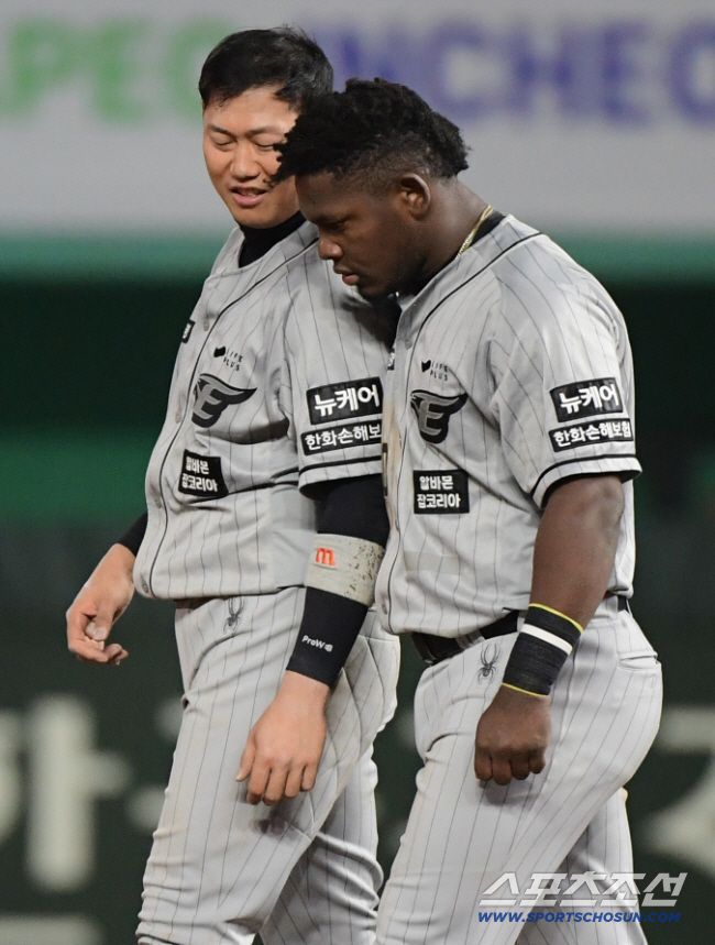 28일 인천 SSG랜더스필드에서 열린 한화와 SSG의 경기. 9회초 2사 만루 페라자의 타구에 맞은 하주석. 인천=정재근 기자 cjg@sportschosun.com/2024.3.28/