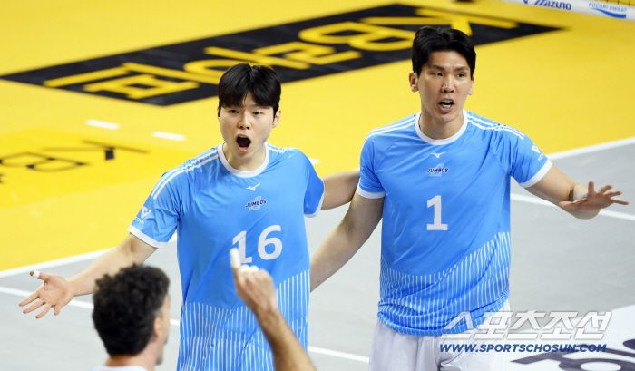 16일 의정부 경민대학교 체육관에서 열린 V리그 남자부 KB손해보험과 대한항공의 경기. 대한항공 정한용, 김규민이 득점 후 환호하고 있다. 의정부=박재만 기자 pjm@sportschosun.com/2026.01.16/