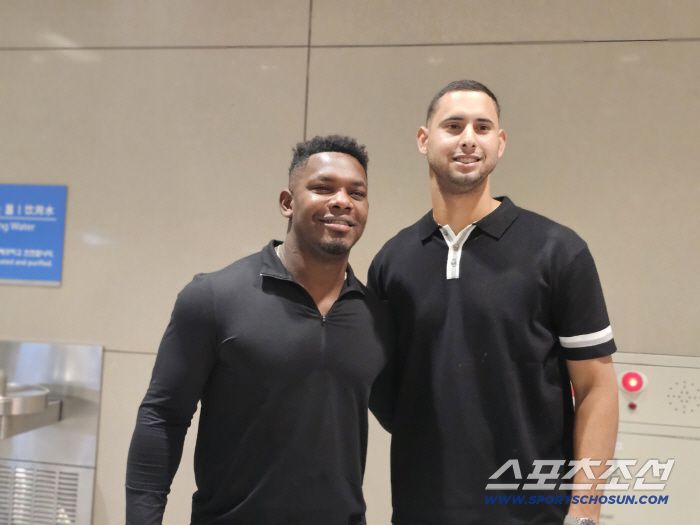 공항에서 포즈를 취한 페라자(왼쪽)과 에르난데스. 인천공항=스포츠조선 정현석 기자 hschung@sportschosun.com