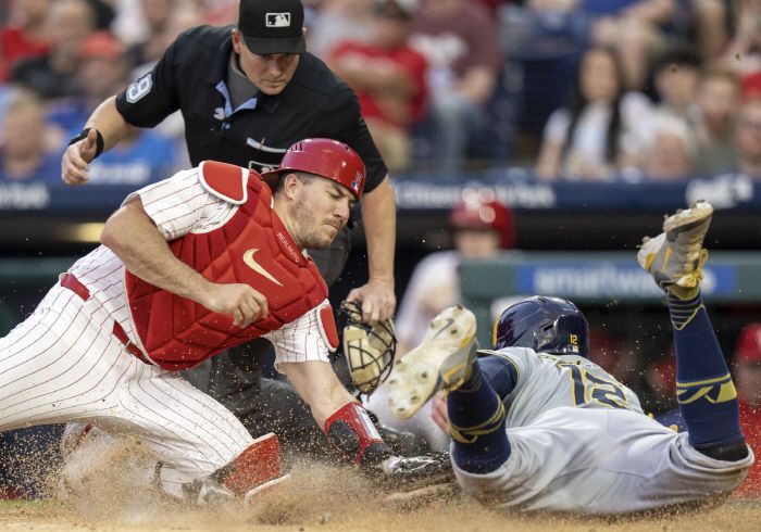 JT 리얼무토는 수비력도 뛰어난 베테랑 포수다. 골드글러브를 두 차례 받았다. AP연합뉴스