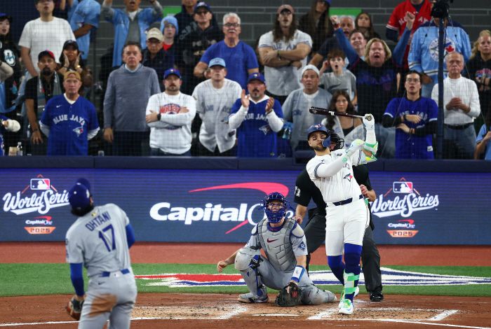 TORONTO, ONTARIO - NOVEMBER 01: Bo Bichette #11 of the Toronto Blue Jays hits a three-run home run against Shohei Ohtani #17 of the Los Angeles Dodgers during the third inning in game seven of the 2025 World Series at Rogers Center on November 01, 2025 in Toronto, Ontario.   Vaughn Ridley/Getty Images/AFP (Photo by Vaughn Ridley / GETTY IMAGES NORTH AMERICA / Getty Images via AFP)        <저작권자(c) 연합뉴스, 무단 전재-재배포, AI 학습 및 활용 금지>