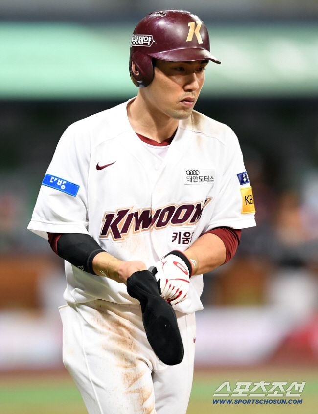 2020 KBO리그 키움 히어로즈와 KT 위즈의 경기가 4일 서울 고척스카이돔에서 열렸다. 7회말 2사 키움 서건창이 볼넷으로 출루하고 있다. 고척=박재만 기자 pjm@sportschosun.com/2020.08.04/